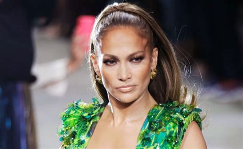 jennifer lopez sfila per versace|jennifer lopez versace.